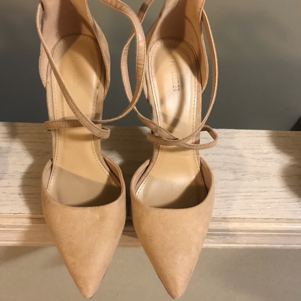 Forever 21 size 7 nude/tan color shoes in excellent condition.